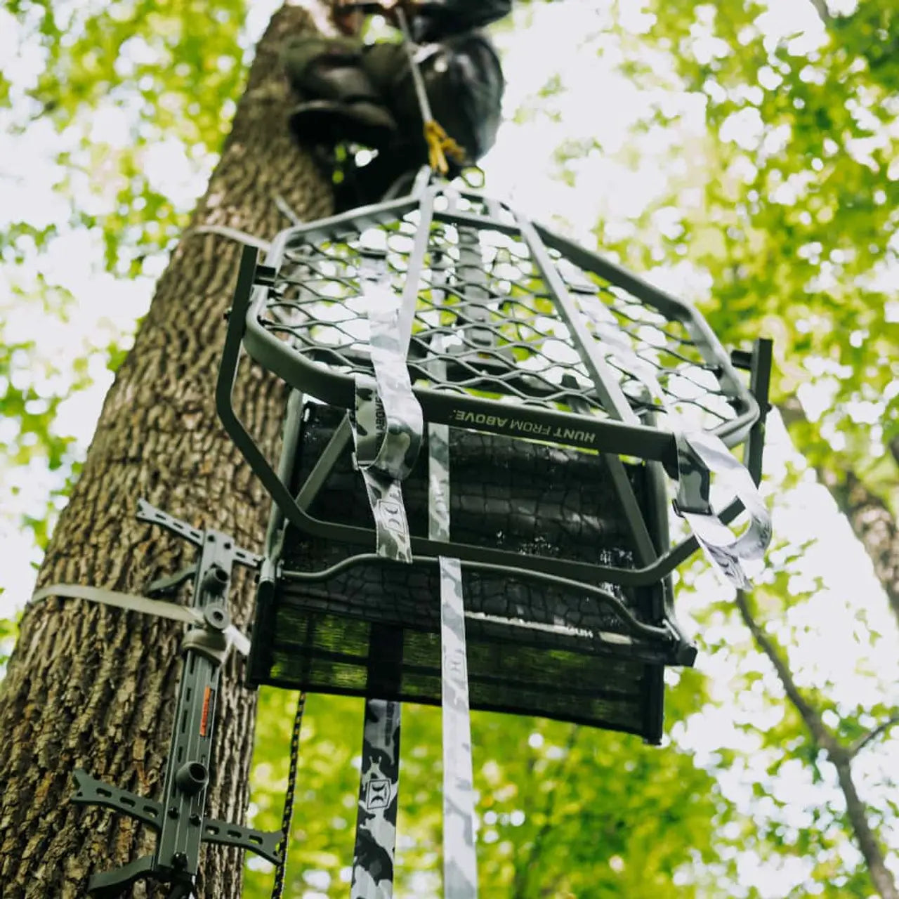 Hawk Helium Kickback Lvl Hang-On Treestand - 20lbs