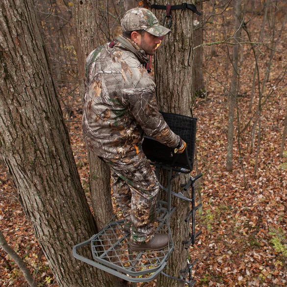 Hawk Kickback Lvl Hang-On Treestand - 19.5lbs