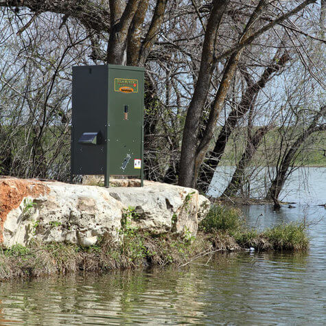 DF300DL: Texas Hunter 175 lb. Lake & Pond  Directional Fish Feeder with Straight Legs