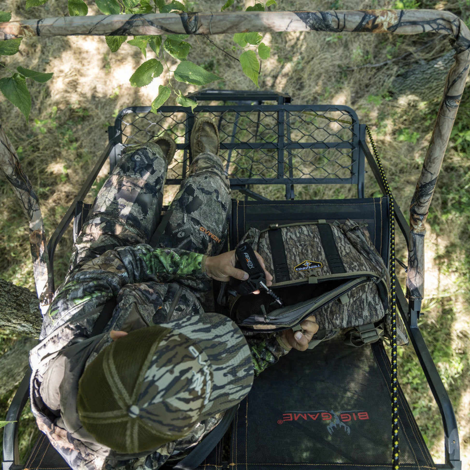 Big Buddy 2-Person Treestand – Flex-Tek seat and rail detail