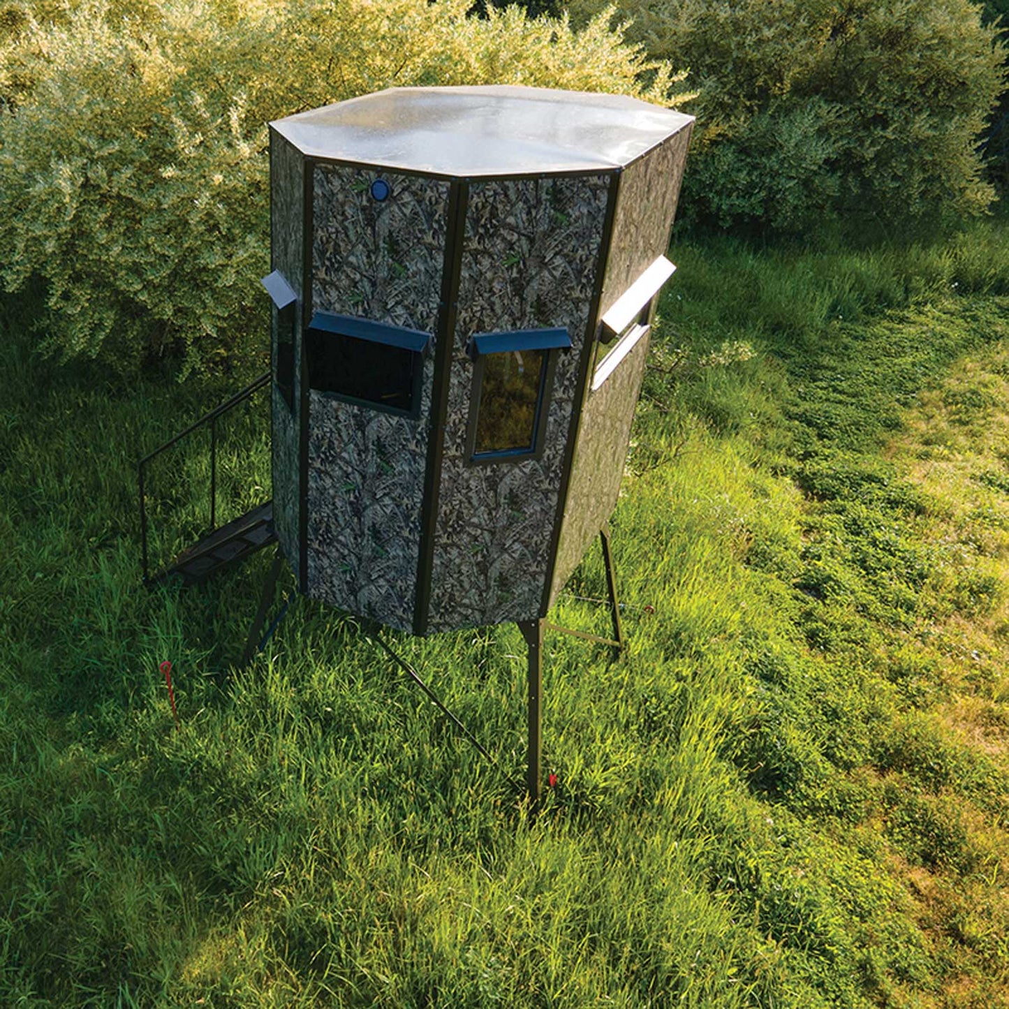 G74: Texas Hunter Wrangler Octagon Shaped Camo Aluminum 5' x 7' Deer Blind with 4' Tower and Full Door, Stairs and Handrails