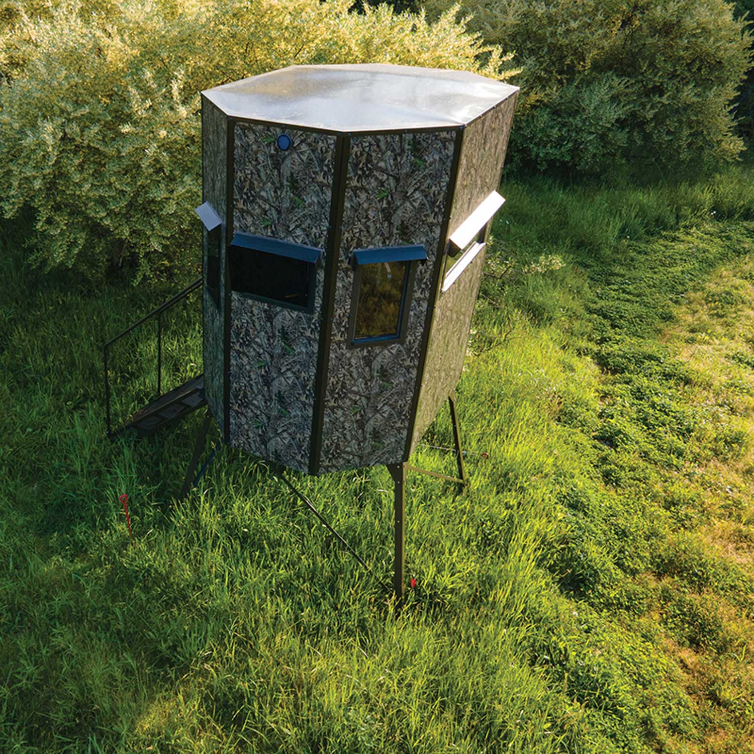 G74: Texas Hunter Wrangler Octagon Shaped Camo Aluminum 5' x 7' Deer Blind with 4' Tower and Full Door, Stairs and Handrails