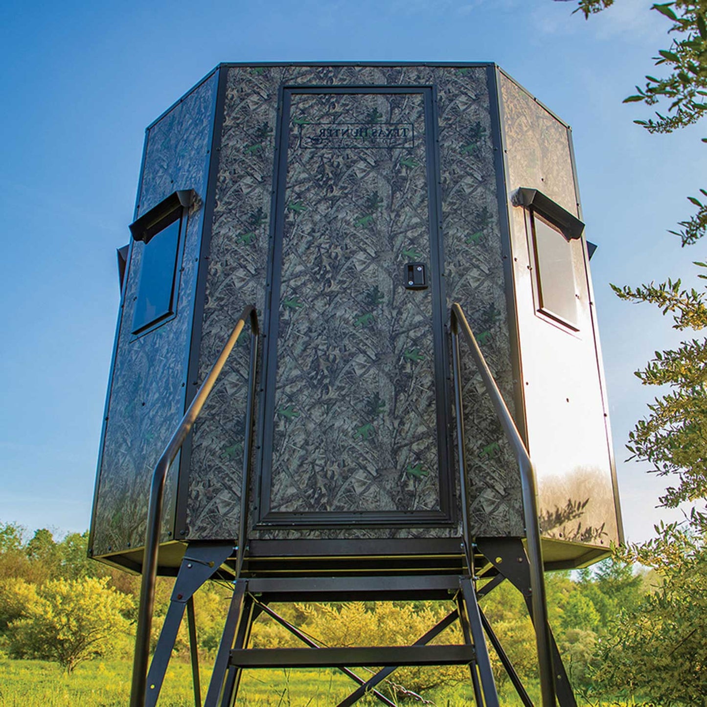 G74: Texas Hunter Wrangler Octagon Shaped Camo Aluminum 5' x 7' Deer Blind with 4' Tower and Full Door, Stairs and Handrails