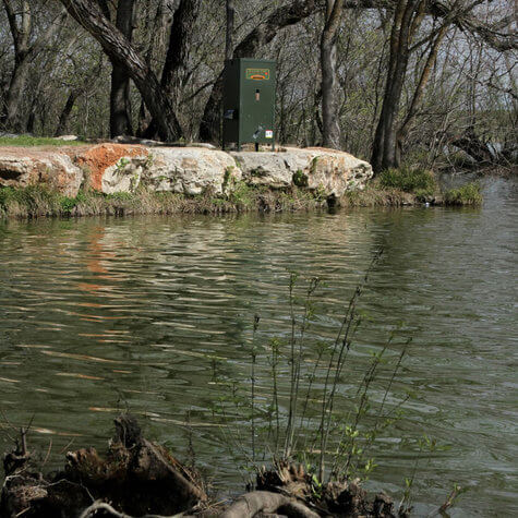 DF300DL: Texas Hunter 175 lb. Lake & Pond  Directional Fish Feeder with Straight Legs