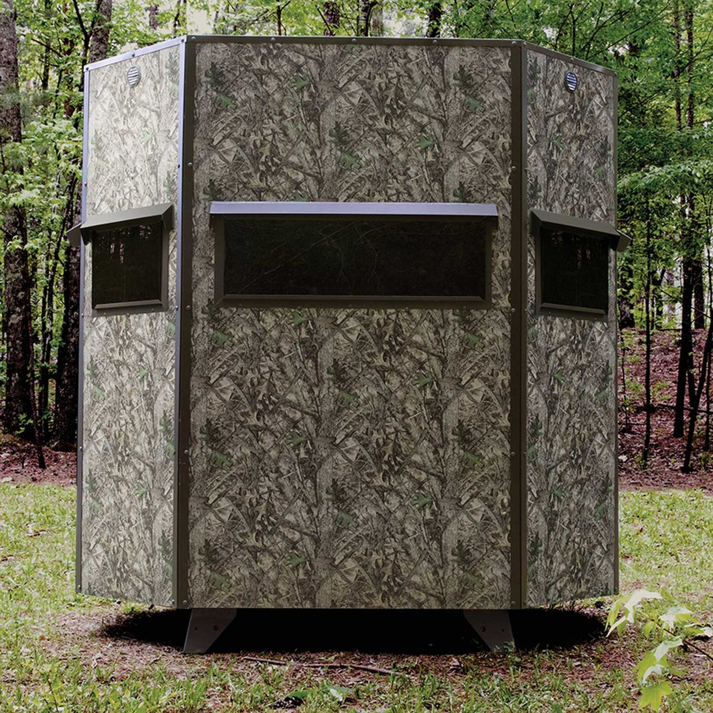 G7GR: Texas Hunter Wrangler Rifle Octagon Shaped Camo Aluminum 5' x 7' Deer Blind with 7 in. Legs and Full Door, Stairs and Handrails